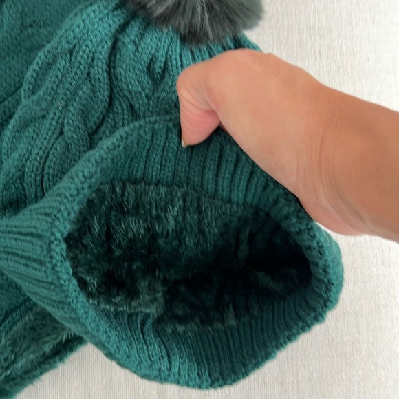 UGG green cable-knit  infinity hat and scarf - Picture 2 of 2